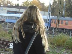 Blonde suédoise en jeans et bottes sexy / Double blue train blond Lady in jeans and low-heeled boots - Ängelholm / Sweden - Suède /  23 octobre 2008