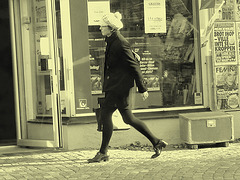 Direkten hatter in chunky heeled shoes and sexy skirt /  Suédoise à chapeau en jupe sexy et souliers à talons trapus /   Ängelholm /  Suède - Sweden.  23/10/2008- Vintage