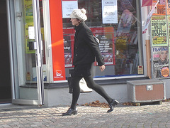 Direkten hatter in chunky heeled shoes and sexy skirt /  Suédoise à chapeau en jupe sexy et souliers à talons trapus /   Ängelholm /  Suède - Sweden.  23/10/2008