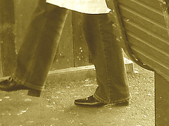Direkten hatter in chunky heeled shoes and sexy skirt /  Suédoise à chapeau en jupe sexy et souliers à talons trapus /   Ängelholm /  Suède - Sweden.  23/10/2008 - Sepia