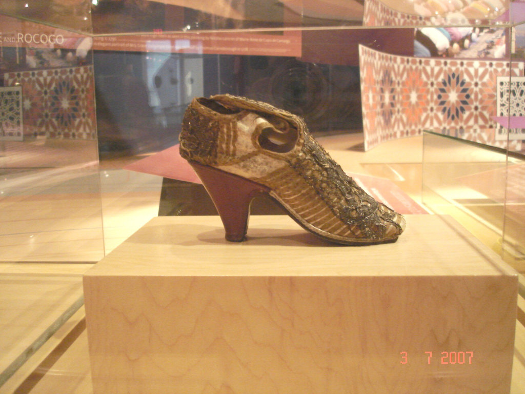 Elegant former short high-heeled Boots / Bata Shoe Museum- Toronto, Canada.  3 juillet 2007