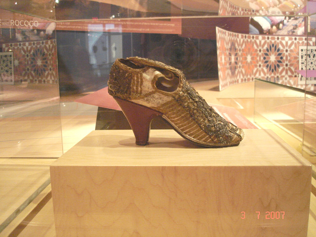 Elegant former short high-heeled Boots / Bata Shoe Museum- Toronto, Canada.  3 juillet 2007