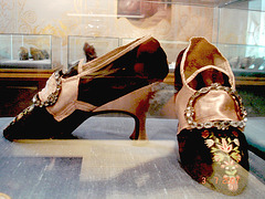 Severeness and sex-appeal - Bata Shoe Museum- Toronto, Canada.  3 juillet 2005