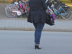 Jeune  cycliste suédoise en talons hauts / Young swedish high-heeled biker.