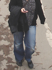 Blonde Danoise un peu dodue à son cellulaire / Chubby sexy blond on flats at her cell phone - Copenhague, Danemark.