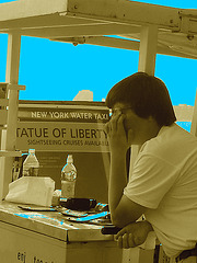 Statue humaine de la fatigue au travail. NYC. 20-07-2008. Sepia avec ciel bleu photofiltré.