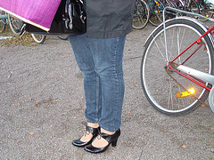 Jeune  cycliste suédoise en talons hauts / Young swedish high-heeled biker - Ängelholm / Sweden - Suède /  23-10-2008.
