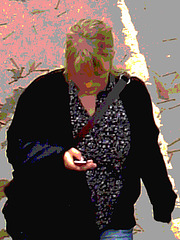 Blonde Danoise un peu dodue à son cellulaire / Chubby sexy blond on flats at her cell phone - Copenhague, Danemark.  20 octobre 2008. - Postérisation