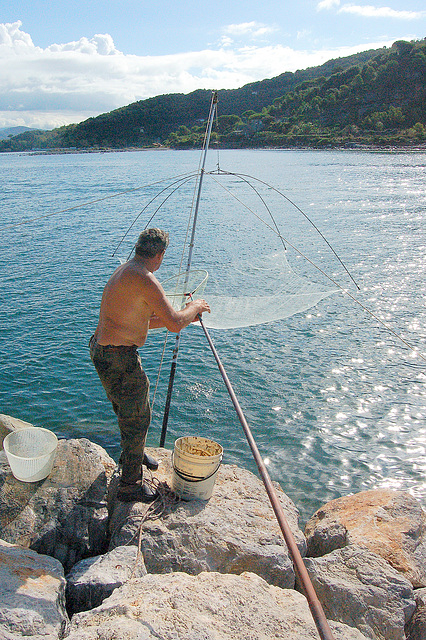 fiŝkaptisto en Portovenere - Angler in Portovenere