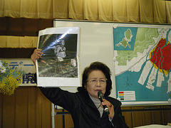 Mme Ikeda, victime de la bombre atomique, fait une conférence