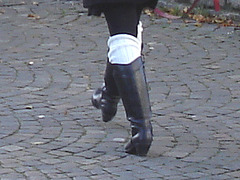 La Dame Josfphsons aux bottes sexy / Josfphsons Lady in white warmers and black leather hammer heeled boots  - Ängelholm /  Suède - Sweden.   23-10-2008