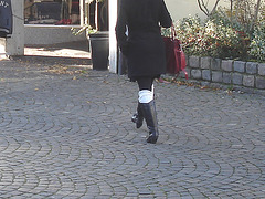 La Dame Josfphsons aux bottes sexy / Josfphsons Lady in white warmers and black leather hammer heeled boots  - Ängelholm /  Suède - Sweden.   23-10-2008