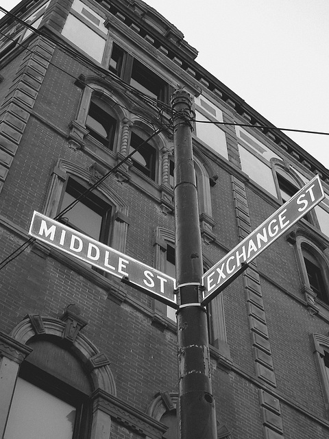 Middle exchange /  Échange de milieu - Portland, Maine USA - 11 octobre 2009- N & B