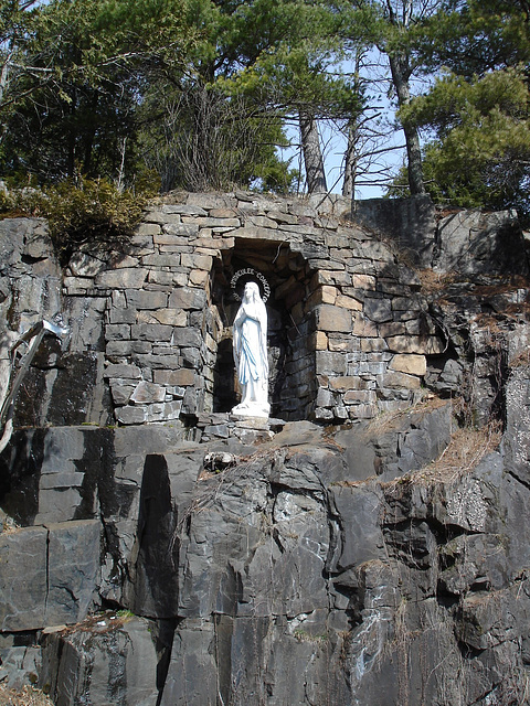 La Grotte des Pères Franciscains /  Lachute. Québec. CANADA.  19 mars 2010 -  L'Immaculée Conception