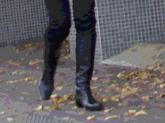 Choklad blond swedish Lady in red with sexy high-heeled boots / Blonde en rouge avec bottes de cuir à talons hauts- Postérisation