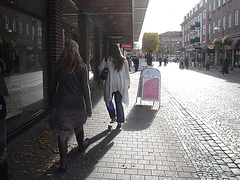 La Dame Hemlex en escarpins blancs / Hemtex Lady in white high heels shoes -  Ängelholm  /  Suède - Sweden.  23 octobre 2008 -  Photo originale