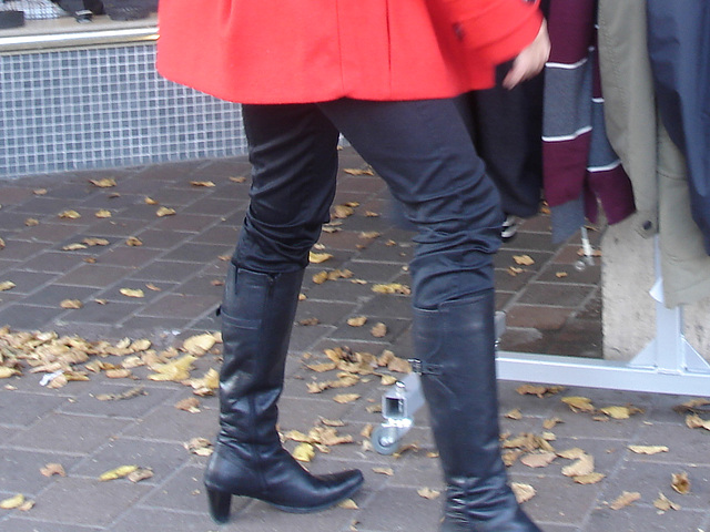 Choklad blonde swedish Lady in red with sexy high-heeled boots / Blonde en rouge avec bottes de cuir à talons hauts.