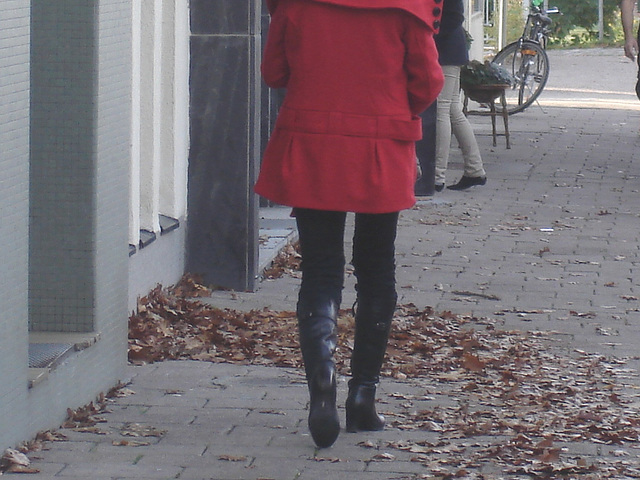 Choklad blond swedish Lady in red with sexy high-heeled boots / Blonde en rouge avec bottes de cuir à talons hauts.