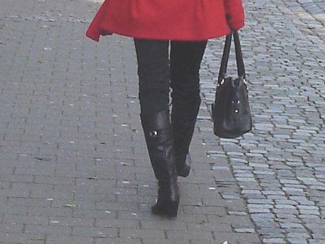 Choklad blond swedish Lady in red with sexy high-heeled boots / Blonde en rouge avec bottes de cuir à talons hauts.