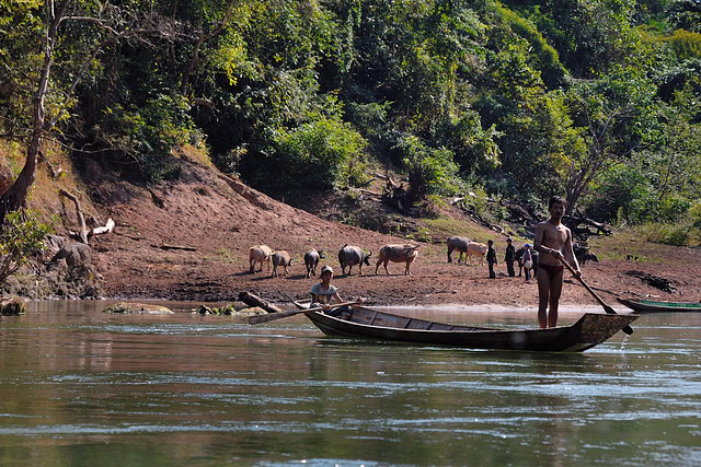 Life scenes on the Nam Ou river