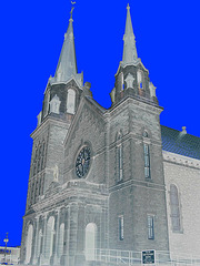Église de Hawksbury /  Hawksbury's church . Ontario. CANADA.  19 mars 2010 - Négatif au ciel bleu photofiltré
