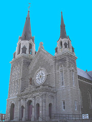 Église de Hawksbury /  Hawksbury's church . Ontario. CANADA.  19 mars 2010- Ciel bleu photofiltré
