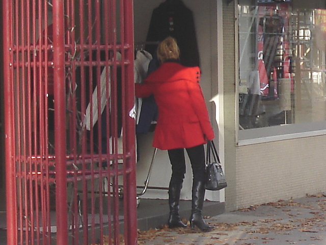 Choklad blond swedish Lady in red with sexy high-heeled boots / Blonde en rouge avec bottes de cuir à talons hauts. - Ängelhlom - 23-10-2008 .