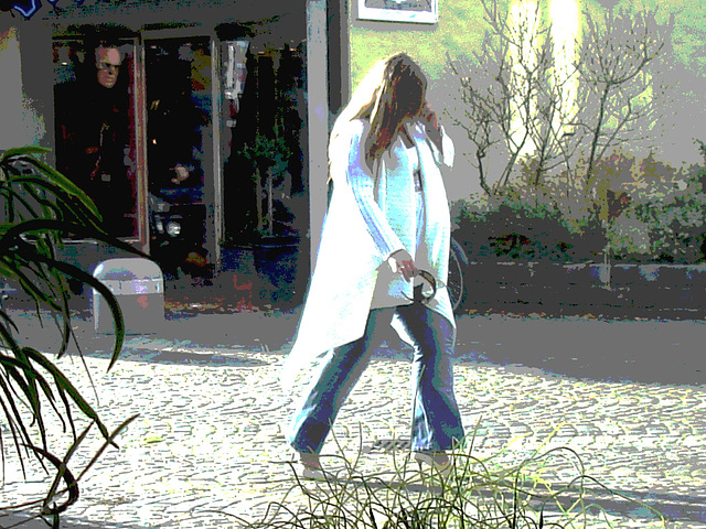 La Dame Hemlex en escarpins blancs / Hemtex Lady in white high heels shoes -  Ängelholm  /  Suède - Sweden.  23 octobre 2008- Postérisation