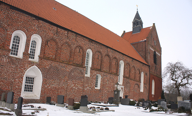 die romanische Chorturmkirche in Eilsum