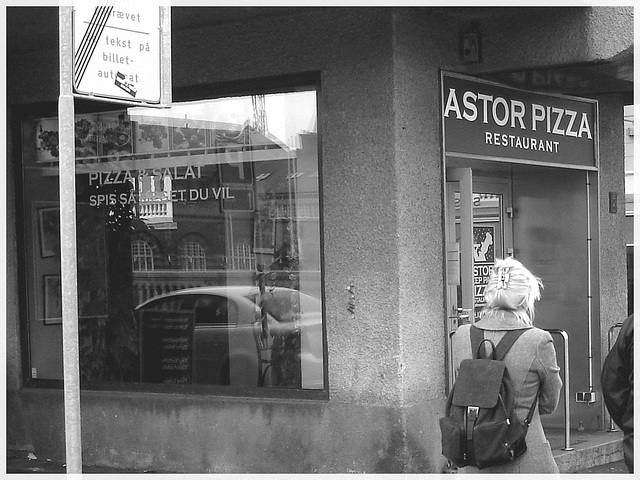 Astor pizza widow reflection /  Reflet Astorien de pizza -  Copenhague / Copenhagen - 20-10-2008 - Blonde astorienne / Astor danish blond Lady  - N & B