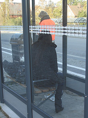Bus shelter Lady in hidden hammer heeled boots and jeans /  Abribus et bottes de cuir à talons marteaux