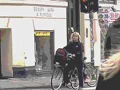 Beauty with a purpose blurry blonde biker /  Beauté avec un but de blonde danoise en vélo - Copenhague / Copenhagen.  20-10-2008 -  Postérisation