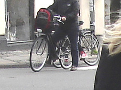 Beauty with a purpose blurry blonde biker /  Beauté avec un but de blonde danoise en vélo - Copenhague / Copenhagen.  20-10-2008
