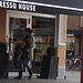 Expresso house Lady in flat boots / La Dame Expresso en bottes à talons plats - Ängelholm  / Suède- Sweden - 23 octobre 2008  - Version originale