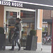 Expresso house Lady in flat boots / La Dame Expresso en bottes à talons plats - Ängelholm  / Suède- Sweden - 23 octobre 2008 -  Version éclaircie