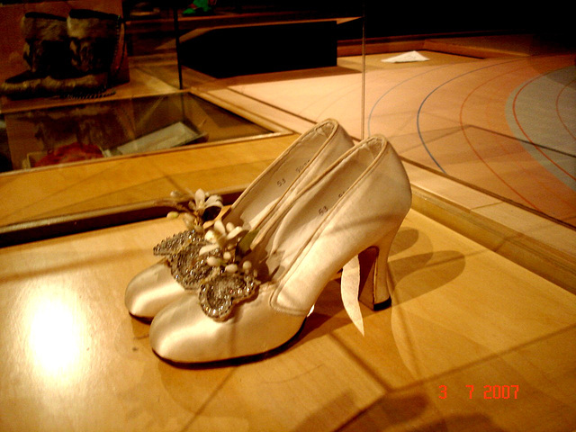 Classy golden Heels with noticeable adorments  /  Lingots d'or podoérotiques - Bata Shoe Museum