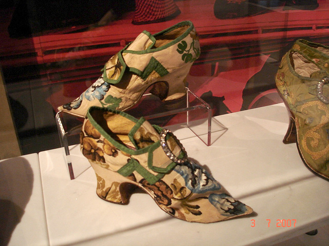 Classy and elegant /  De l'élégance et du chic  - Bata Shoe Museum - Toronto, Canada - 3 juillet 2007