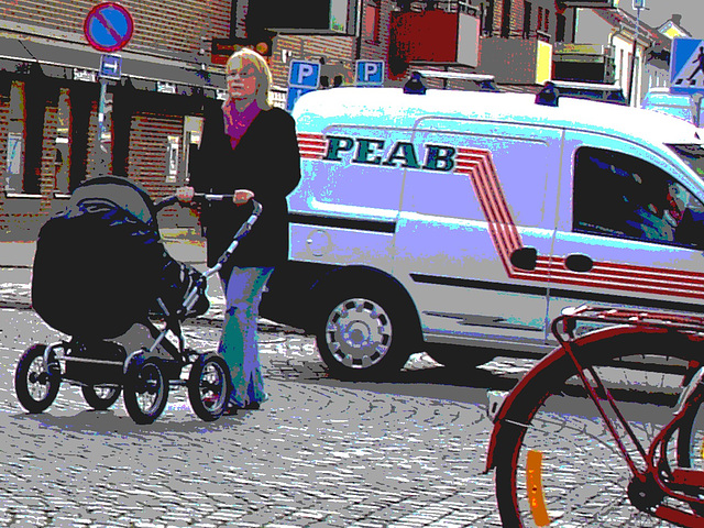 Peab blond mom on flats / Maman Peab en talons plats -  Ängelholm /    Suède - Sweden.  23 octobre 2008  - Postérisation