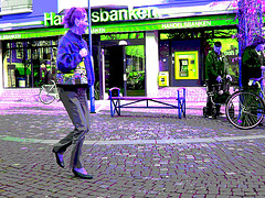 Handlesbanken ultra mature Lady in sexy rowboat shoes /  Jolie Dame d'âge mur en chaussures sexy à petits talons - Ängelholm  / Suède - Sweden.  23 octobre 2008- RVB avec couleurs ravivées