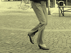 Handlesbanken ultra mature Lady in sexy rowboat shoes /  Jolie Dame d'âge mur en chaussures sexy à petits talons - Ängelholm  / Suède - Sweden.  23 octobre 2008- Vintage