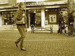 Handlesbanken ultra mature Lady in sexy rowboat shoes /  Jolie Dame d'âge mur en chaussures sexy à petits talons / Sepia