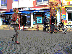 Handlesbanken ultra mature Lady in sexy rowboat shoes /  Jolie Dame d'âge mur en chaussures sexy à petits talons - Ängelholm  / Suède - Sweden.  23 octobre 2008- Postérisation