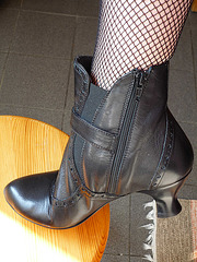 Mon amie Sabine / My friend Sabine -  Bottines de cuir à talons hauts et mollets sexy /  Sexy calves and short high-heeled boots -  Avec / with permission.