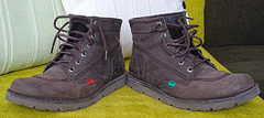 Mon amie Sabine / My friend Sabine- Ses chaussures de marches /  Her walk shoes -  Avec /  With permission