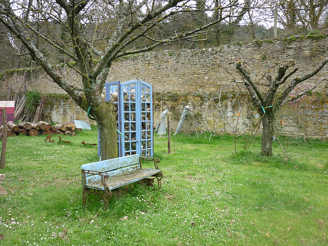 Petit banc sympa dans le jardin de l'Abbaye .