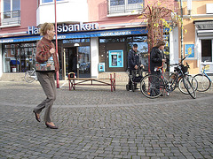 Handlesbanken ultra mature Lady in sexy rowboat shoes /  Jolie Dame d'âge mur en chaussures sexy à petits talons - Ängelholm  / Suède - Sweden.  23 octobre 2008- Photo originale