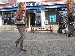 Handlesbanken ultra mature Lady in sexy rowboat shoes /  Jolie Dame d'âge mur en chaussures sexy à petits talons - Ängelholm  / Suède - Sweden.  23 octobre 2008- Version originale