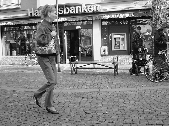 Handlesbanken ultra mature Lady in sexy rowboat shoes /  Jolie Dame d'âge mur en chaussures sexy à petits talons - Ängelholm  / Suède - Sweden.  23 octobre 2008-  N & B