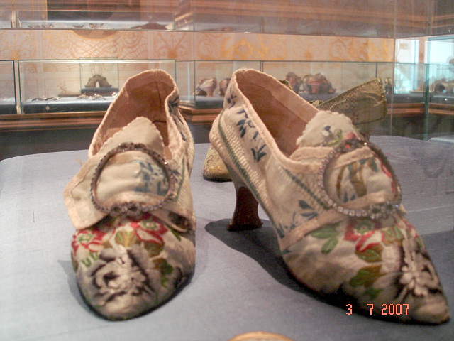 Well adorned with bracing motif / Bata Shoe Museum. Toronto, CANADA  - 3 juillet 2007