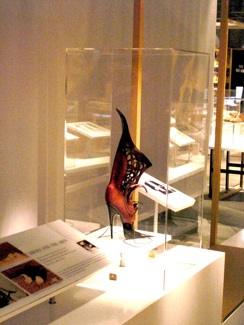 Female Supremacy /  Suprématie de la Femme - Bata shoe Museum- Toronto. Canada -  3 juillet 2007
